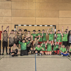 AOK-Spatzenschule mit Turnier und Trikotübergabe